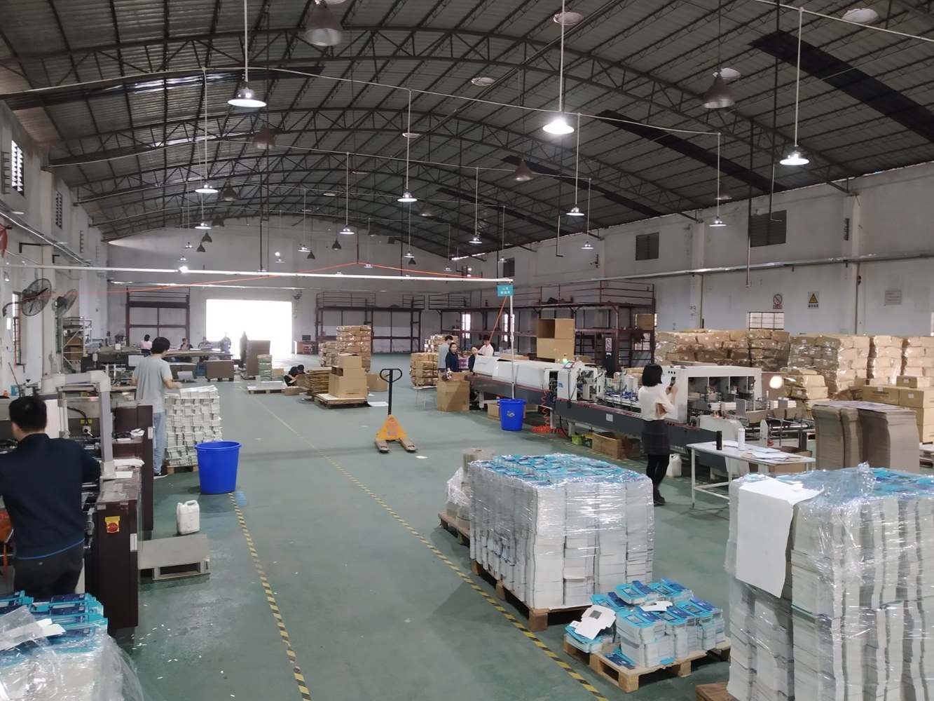 企业纸袋定制相关产品或工作场景