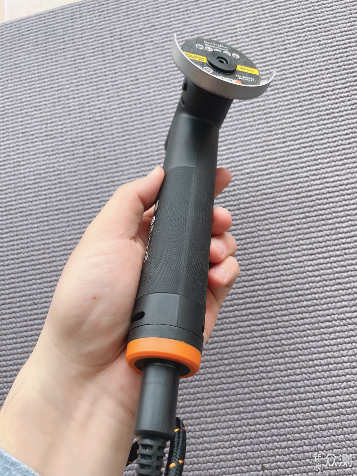 角磨机机身与磨片角度